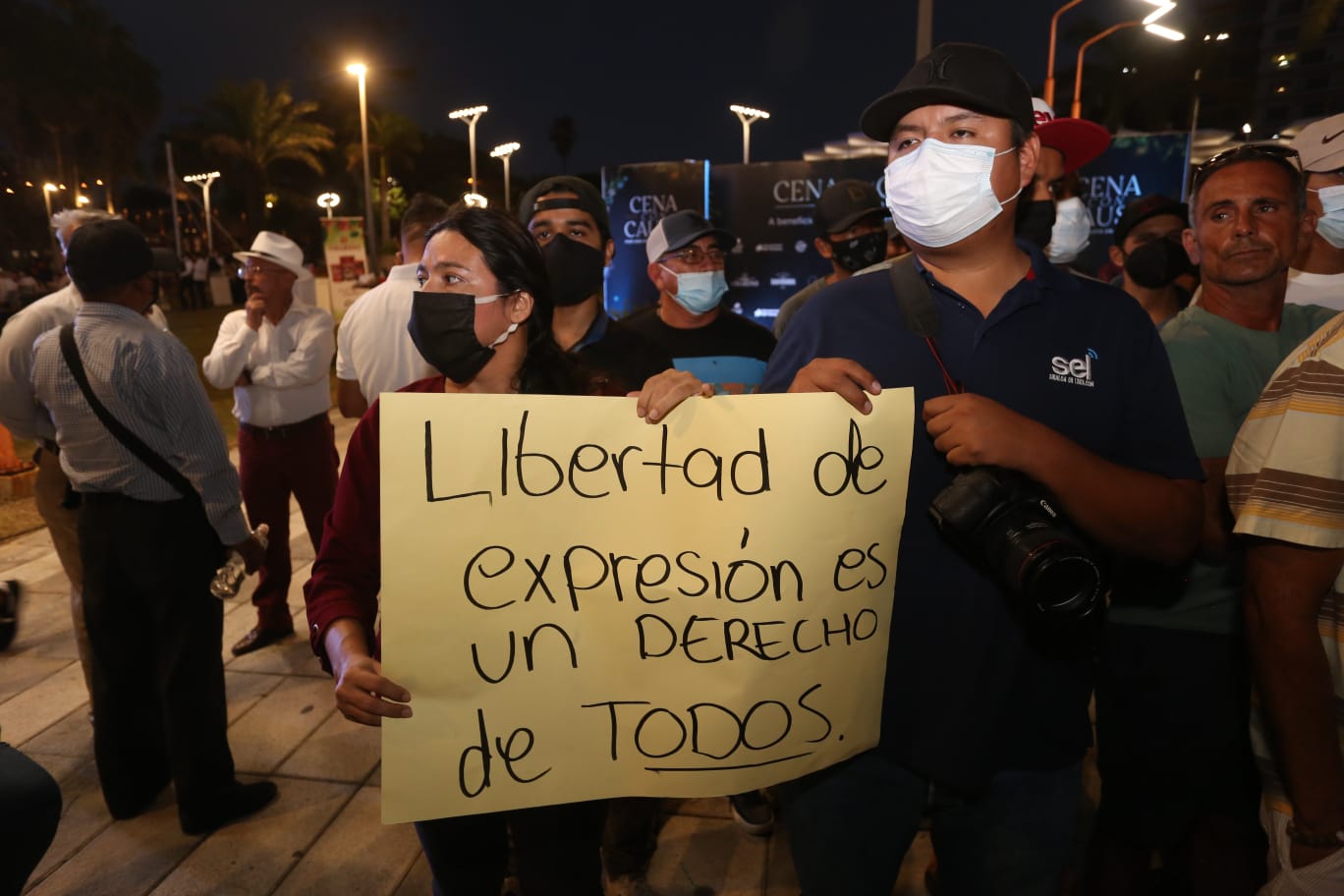 Fiscalía General de la República vincula a proceso a policías municipales que agredieron a dos reporteros de Mazatlán