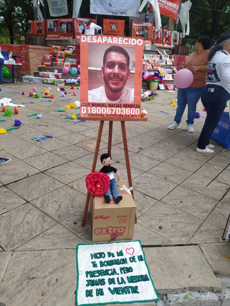 CULIACÁN, Sin.- Instalan memorial en honor a personas desaparecidas en la plazuela Obregón de esta ciudad, como parte de las actividades del Día Internacional de las Víctimas de Desaparición Forzada.