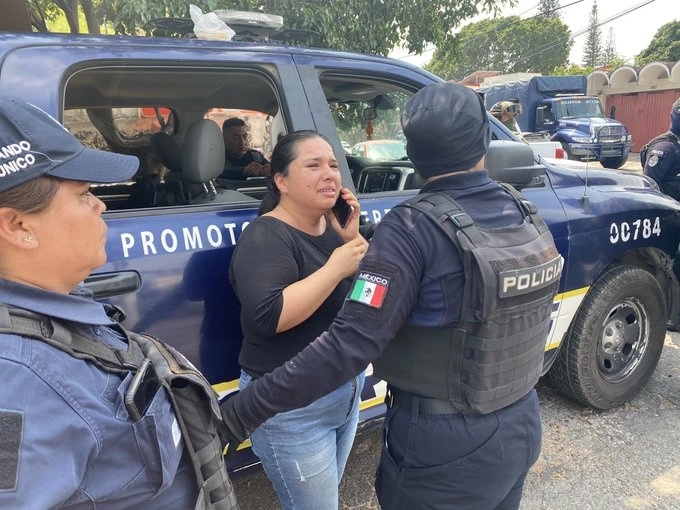 Por hacer su trabajo, mujer periodista es agredida por policías estatales en Morelos